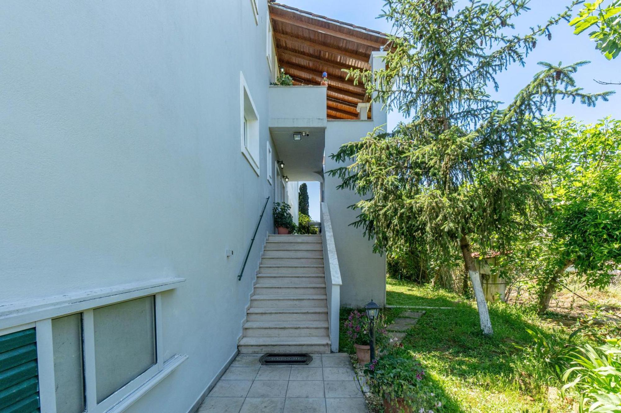 Angela Hotel & Apartments Гоувия Экстерьер фото